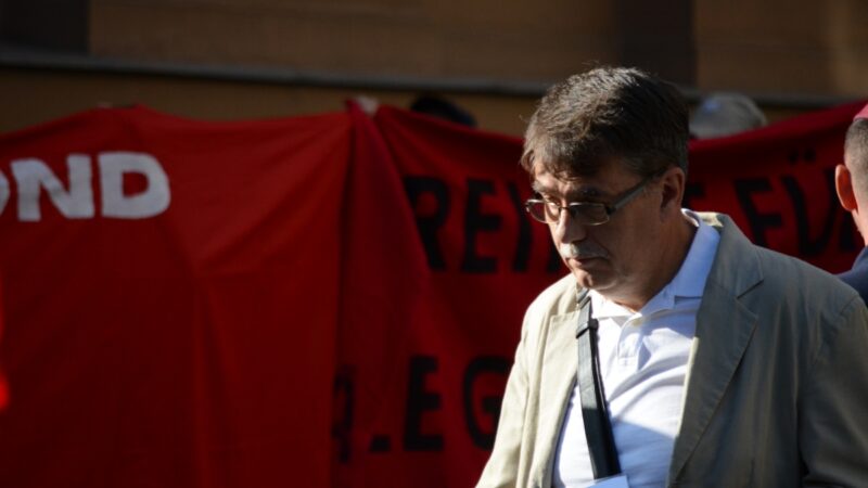 Vajnai Attila – csak segít a tüntetőknek, vagy morálisan az erőszak mögött is ott áll?