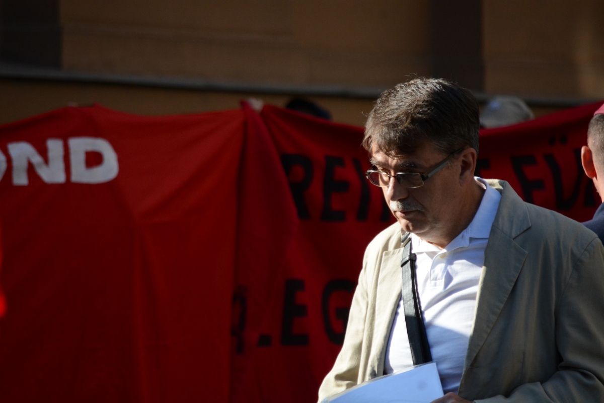 Vajnai Attila – csak segít a tüntetőknek, vagy morálisan az erőszak mögött is ott áll?