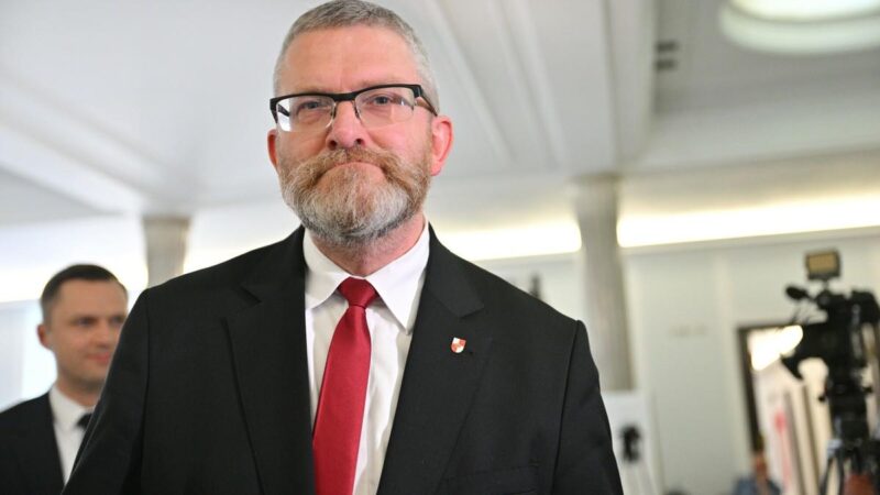 Az egyik lengyel EP-képviselő lerombolta az LMBTQ-kiállítást a Szejmben