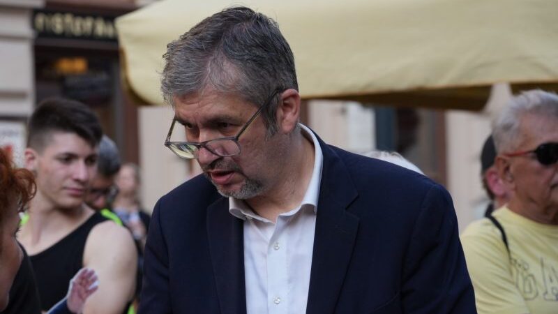 Hadházy üzent a pride előtt: Vegyen fel mindenki sapkát, kalapot és napszemüveget!