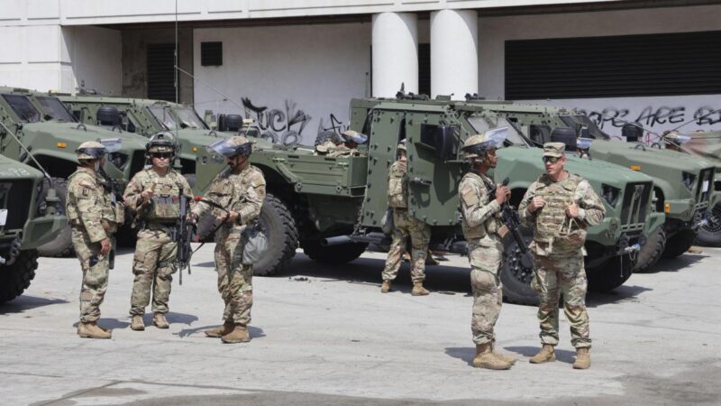 Tengerészgyalogosok érkeztek Los Angelesbe, kijárási tilalom lépett életbe