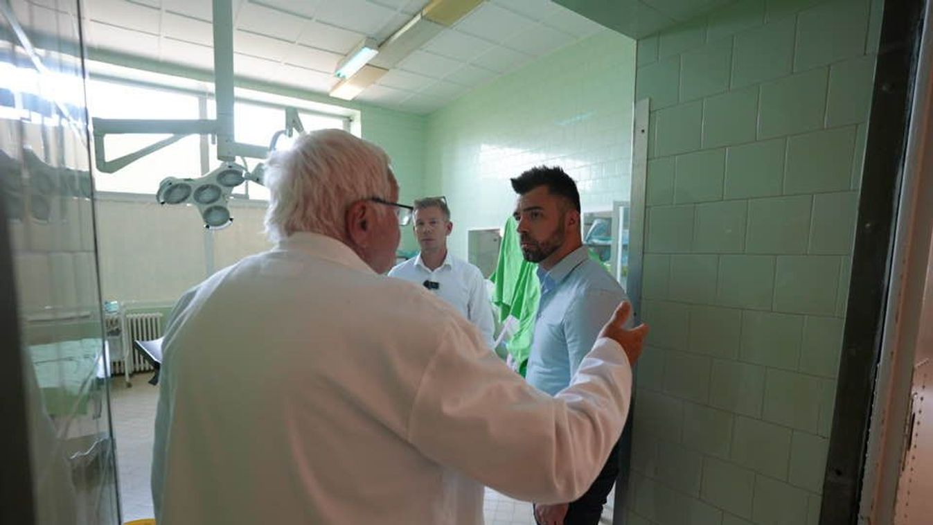 Utcai ruhában, engedély nélkül rontott be több műtőbe Magyar és Kulja