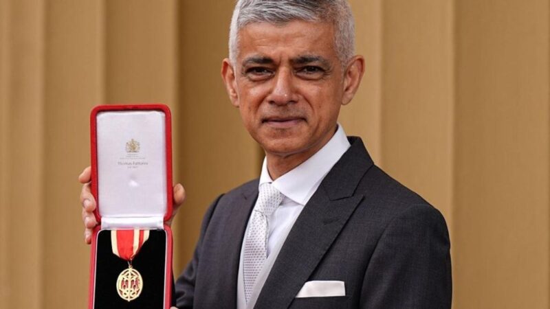 Lovaggá ütötték London balos, muszlim polgármesterét