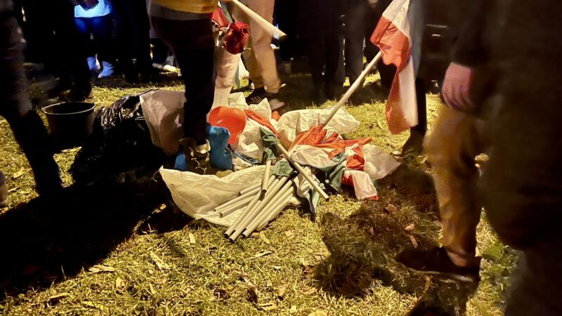 Földre dobálták a tiszások a magyar zászlókat Magyar Péter eseménye után