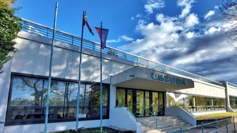 Megvádolták az uszodamestert, aki rejtett kamerával kukkolta a vendégeket a váci uszodában