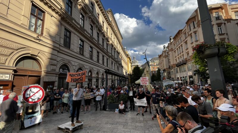 „Nem hagyjuk abba” Ákos tüntetett – már megint