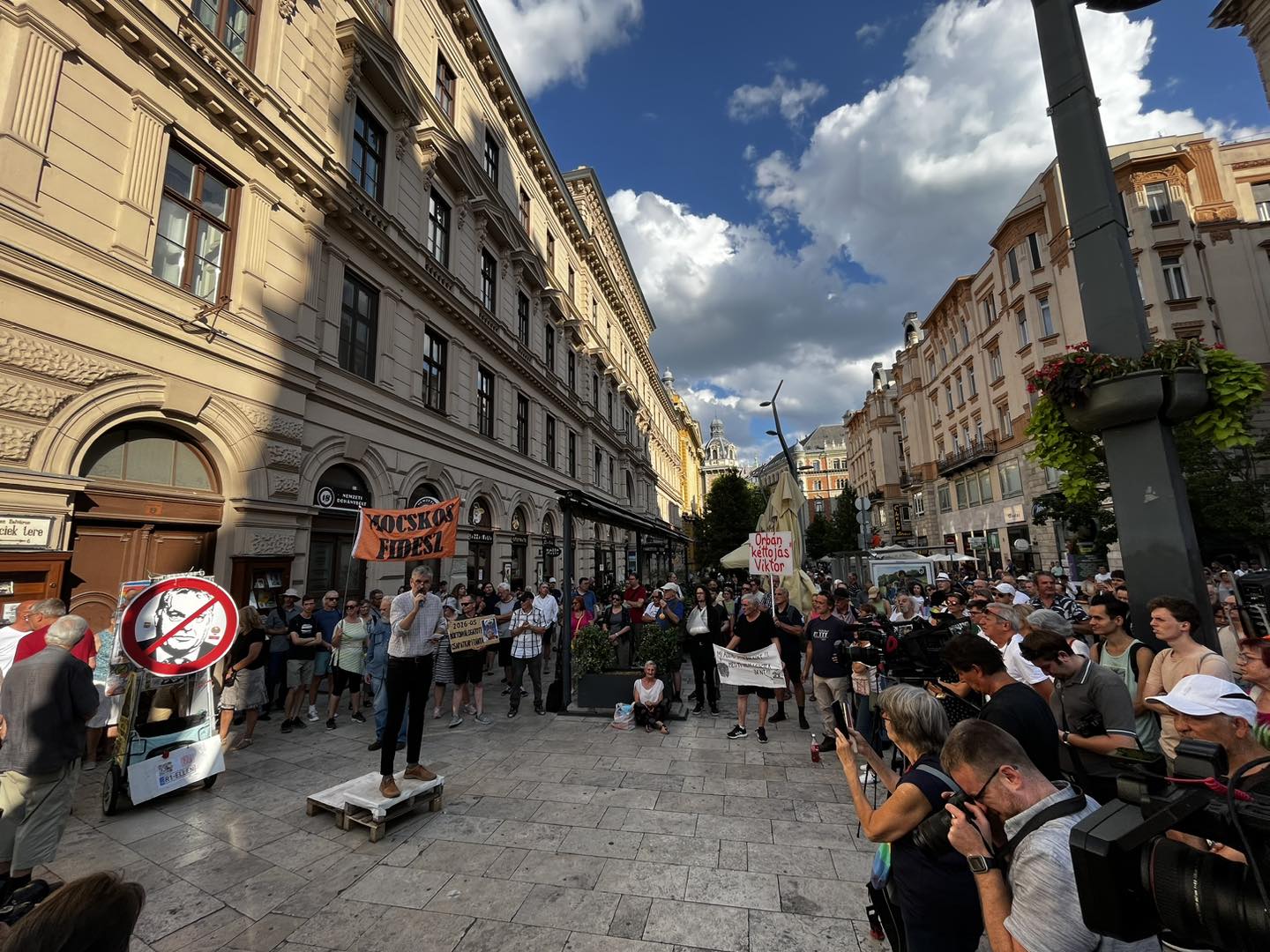 „Nem hagyjuk abba” Ákos tüntetett – már megint