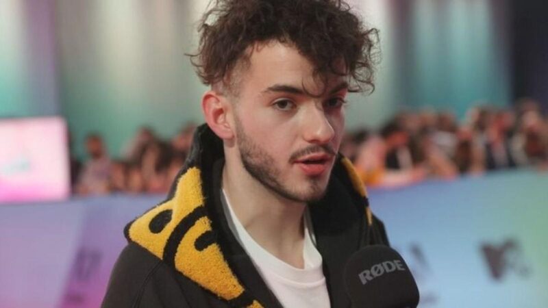 Médiahatóság: Öngyilkosságra, droghasználatra buzdítja a fiatalokat Azahriah