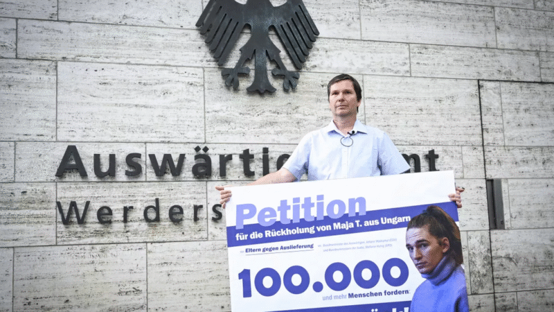 Éhségmenetben jön Magyarországra az itt raboskodó német antifa aktivista apja