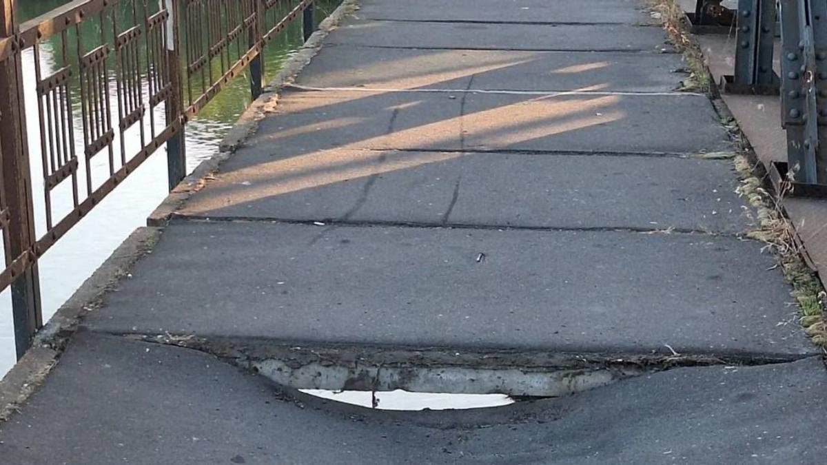 Gubacsi híd: a beszakadt járda felújítása 800 millió forintba kerülne, ezért lezárva marad