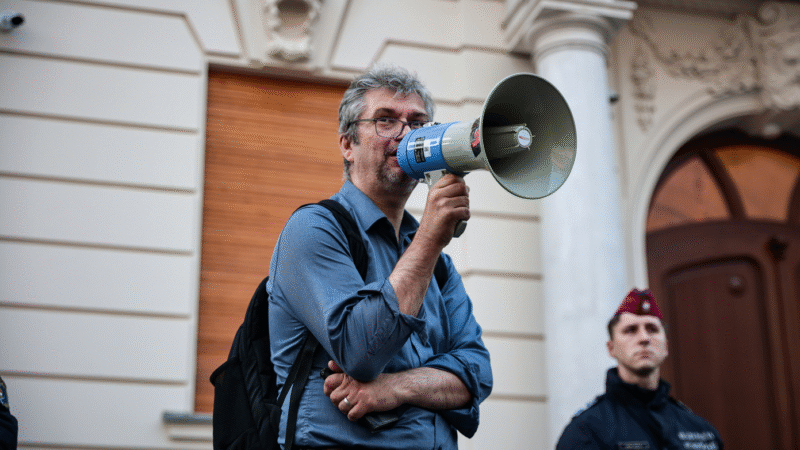 Hadházy: Orbán menjen a picsába, kiszúrták a kerekeimet a csicskásai!