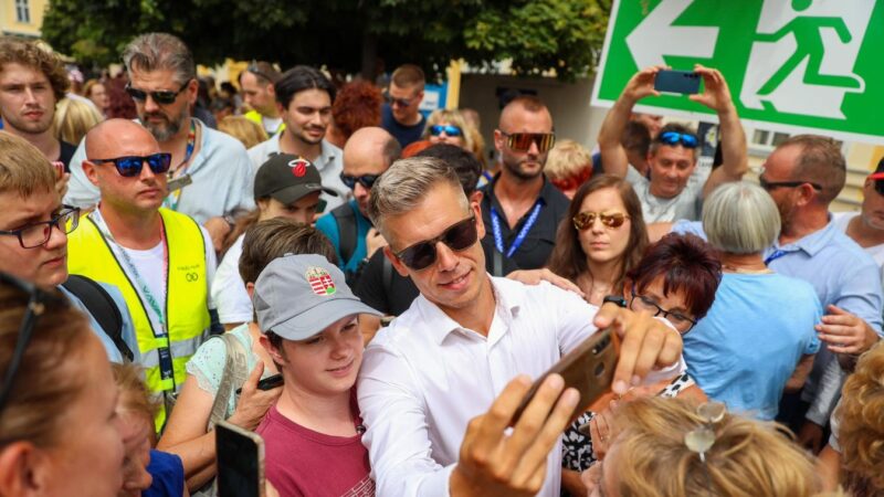 Befogott orral, letolt gatyával