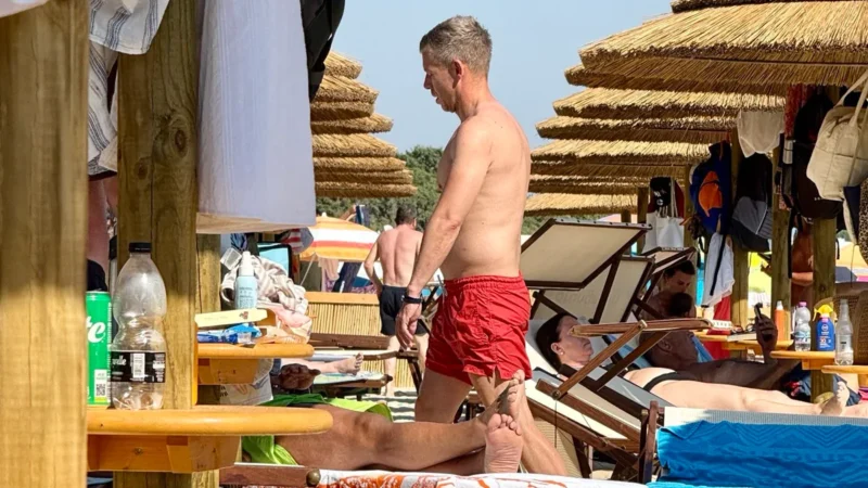 Magyar Péter egész nyáron nyaral, de most a rövid pihenését töltő Orbán Viktor ellen hergel