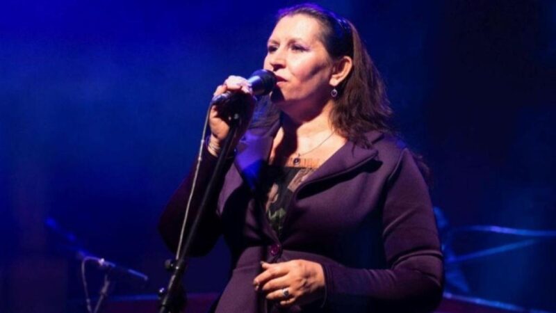 Elutasította a Kossuth-díjas énekesnő, hogy a hangját használták a kokárdás Pride-botrányhoz