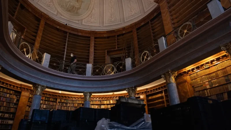 Kenyérbogarak után nejlonufók foglalták el a Pannonhalmi apátság könyvtárát