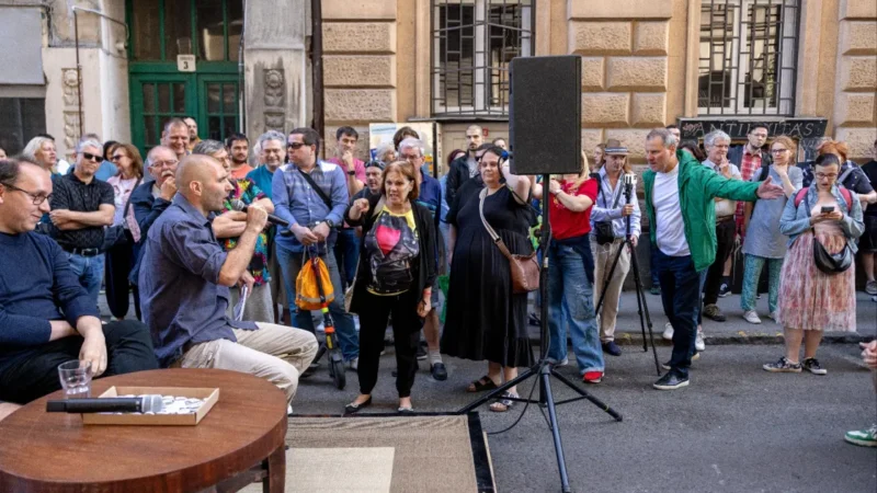 „Utoljára a szocializmusban volt ilyen, hogy kérdezés nélkül erőltettek valamit” – kiakadtak a lakók a Sétáló Tűzoltó utca megnyitóján