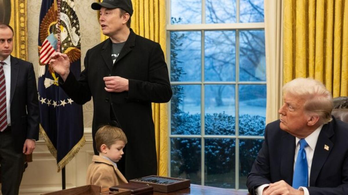 Musk szerint Trumpnak ki kellene adnia a börtönben öngyilkosságot elkövető, bebörtönzött pedofil Epstein ügyiratát