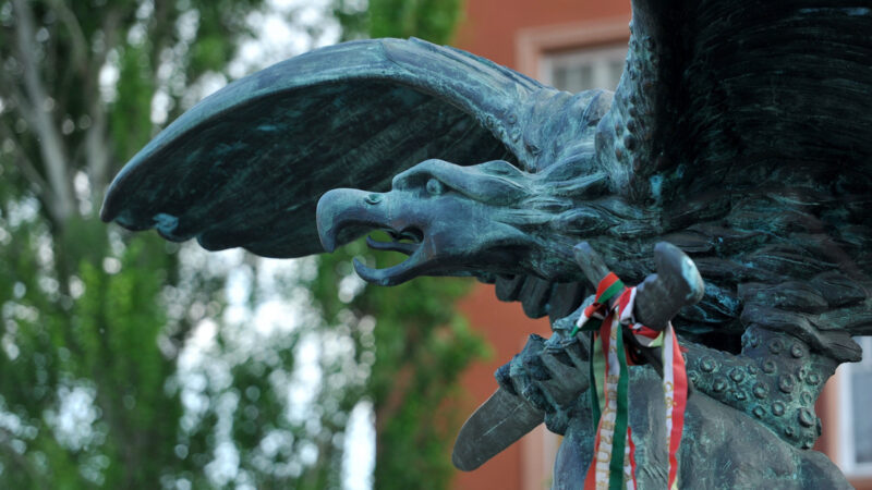 Újabb fordulat a Turul-szobor ügyében, Lázár János műemlékké nyilvánította – Kovács Gergely is reagált