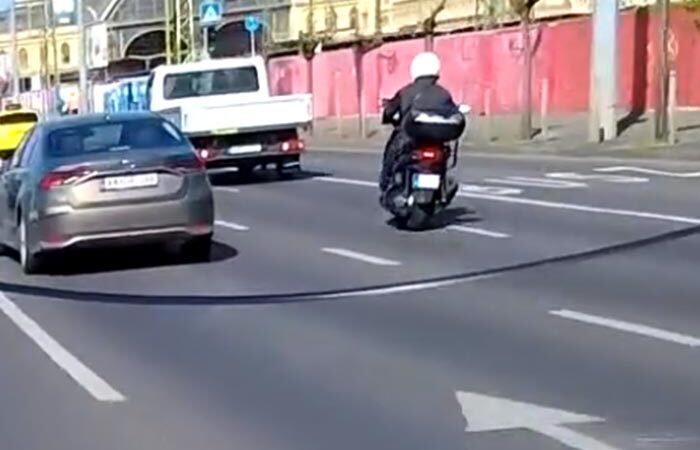 Ámokfutó motorost üldöztek a rendőrök keresztül Budapesten