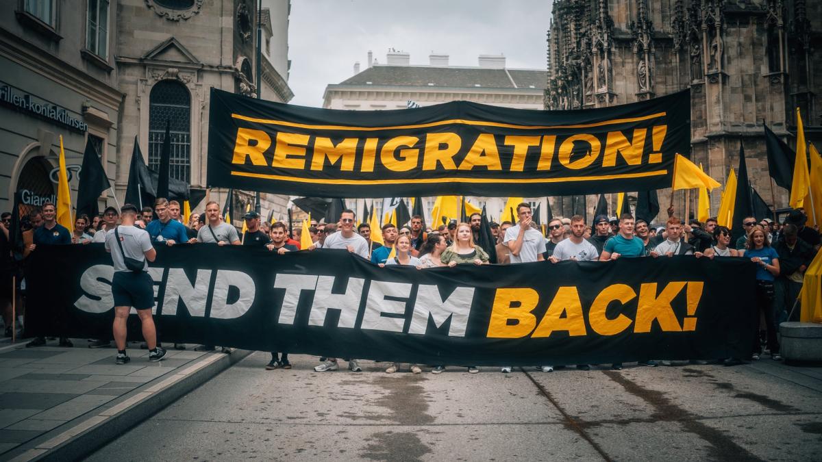 „Remigrációt!” – Migrációellenes tiltakozást tartottak Bécsben