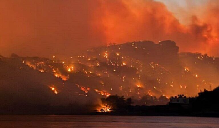 Hatalmas erdőtűz pusztít Görögországban, tömegeket kellett evakuálni Krétán