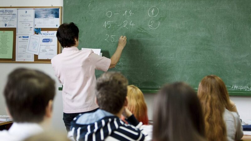 Felháborodtak a pedagógusszervezetek a tiszás tanáron, aki már az óvodásokat is érzékenyítené