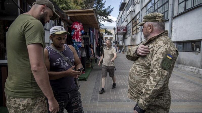 Kényszersorozás: egy rokkant fiatalt az utcáról, séta közben hurcoltak el