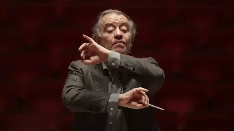 Nem engedik fellépni a világhírű orosz karmestert Nápolyban