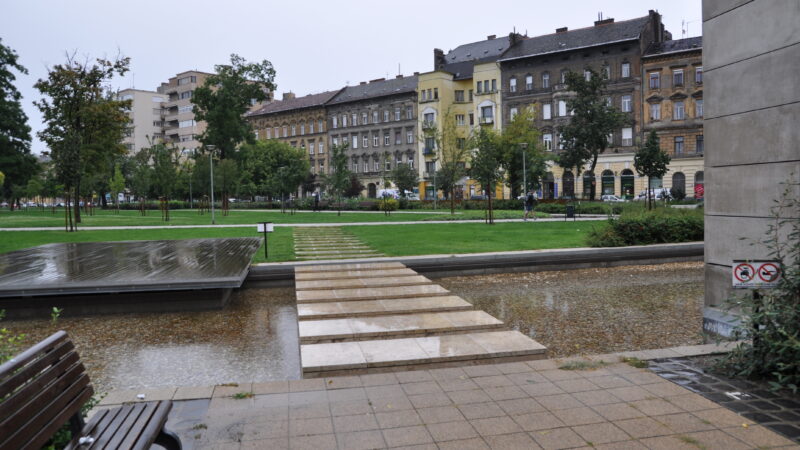 Megvertek egy színes bőrű férfit a II. János Pál pápa téren, a rendőrség hét embert vett őrizetbe