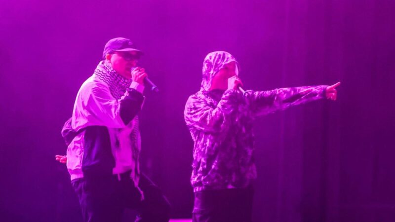 „B*zd meg, Orbán!” – újra a miniszterelnök ellen uszított a terrorizmust támogató Kneecap, ezúttal Lengyelországban