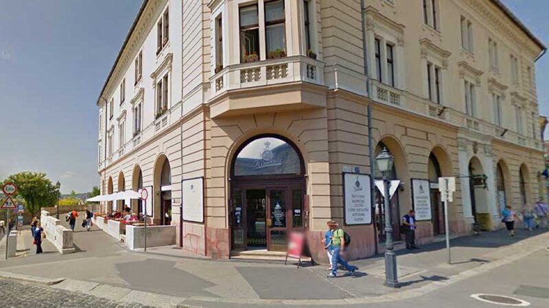 A Ruszwurm Cukrászda után, a napokban elhunyt Szamos Miklós másik budavári cukrászdáját is lezárták a végrehajtók