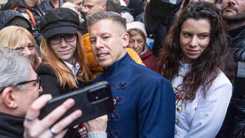 A Karmelitában nem remegnek, hanem röhögnek Magyaron: bármikor befuthat egy telefon Ilikétől