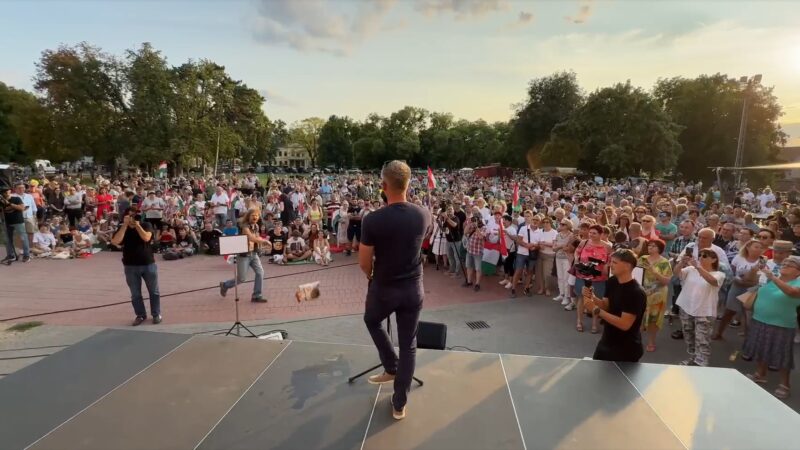 Gyulán napraforgómaggal dobták meg Magyar Pétert, de célt tévesztettek