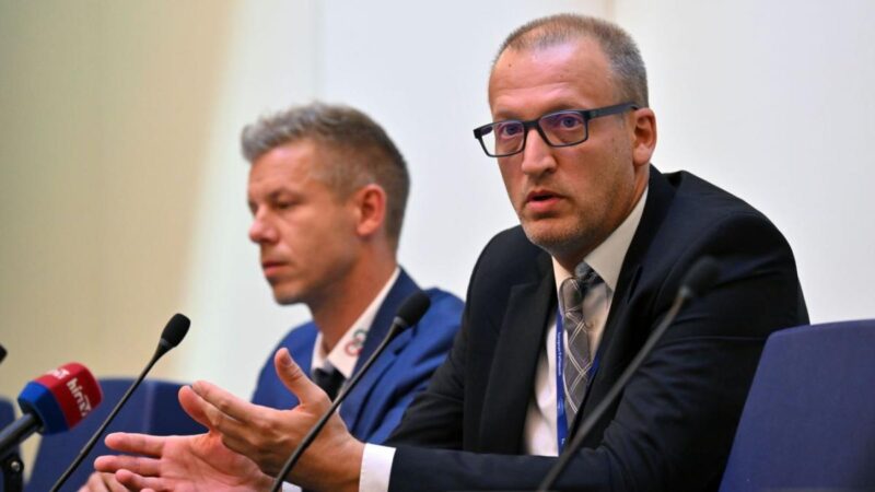 Bizonyítékok hada mutatja, hogyan tiltja meg a nyilatkozást az embereinek Magyar Péter