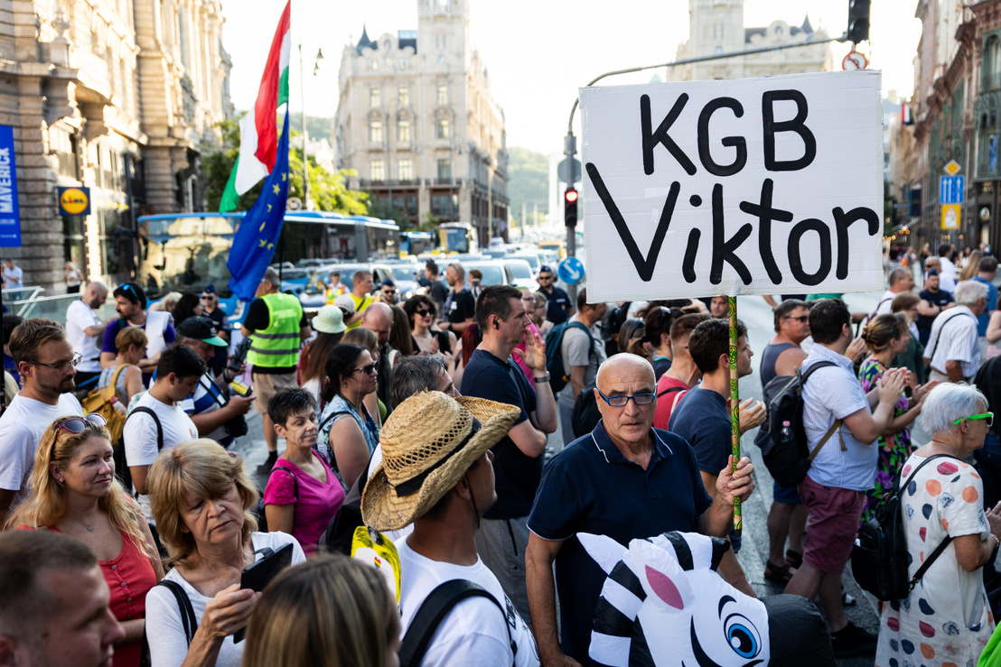 Tüntetők vonultak a Fidesz székházához – útközben Budaházy Eddának is „beköszöntek”