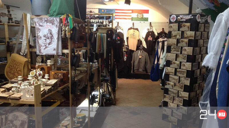 Rossz boltot támadtak meg a „nem hagyjuk abba” tüntetők, Budaházy György egyedül szétzavarta a csürhét