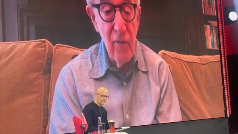 Az Oscar-díjas Woody Allen részt vett a moszkvai filmfesztiválon – az ukrán külügyminisztérium szégyennek nevezte és a „halállistára” is felkerült