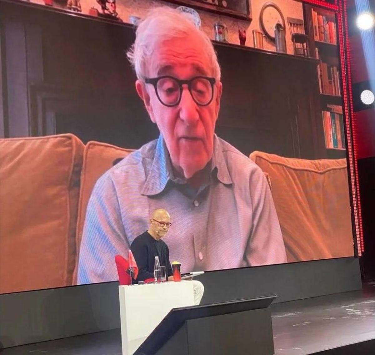 Az Oscar-díjas Woody Allen részt vett a moszkvai filmfesztiválon – az ukrán külügyminisztérium szégyennek nevezte és a „halállistára” is felkerült
