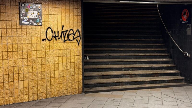 Egészen szürreális: pörköltet főztek az aluljáróban – Videóval