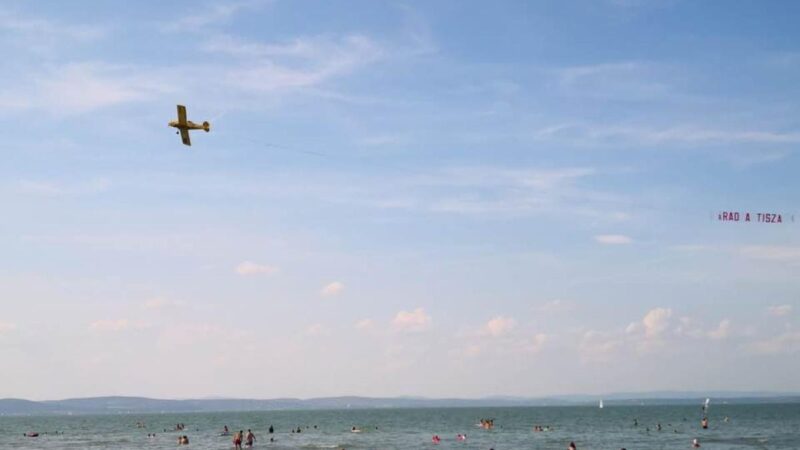 Tegnap még azt próbálták eladni az agyhalottaknak, hogy üres a Balaton, ma meg már kihúzzák a tó felett, hogy „Árad a Tisza”