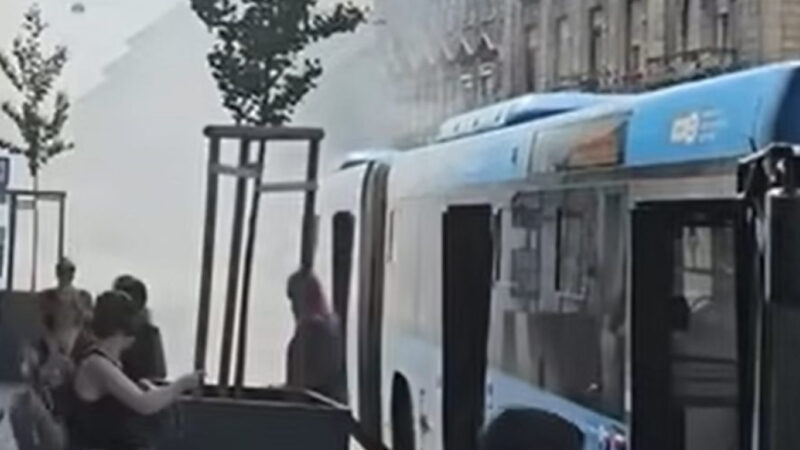 Megint elfüstölt egy busz Budapesten – videóval