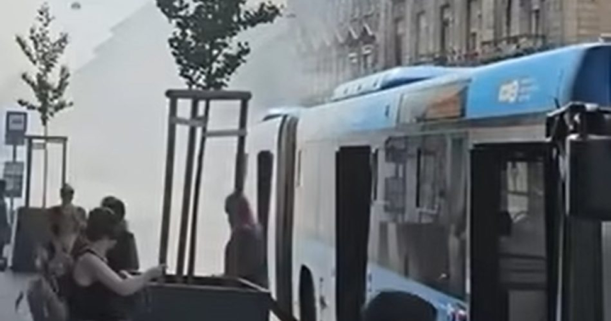 Megint elfüstölt egy busz Budapesten – videóval