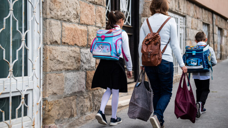 Rettenet pénz a gyerekek beiskoláztatása, de egy trükkel sokat lehet spórolni