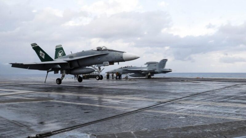 Eltávolítják a finn légierő valamennyi zászlajáról az ősi szimbólumot