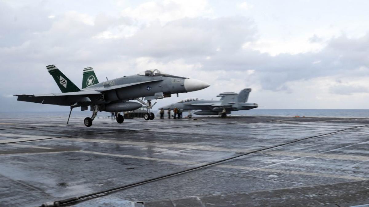 Eltávolítják a finn légierő valamennyi zászlajáról az ősi szimbólumot