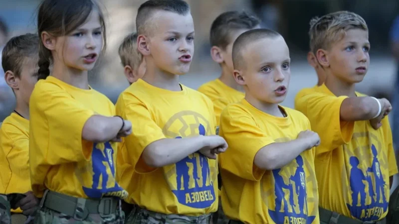 Ukrajnában megkezdik a 14 éves fiúk és lányok katonai kiképzését is
