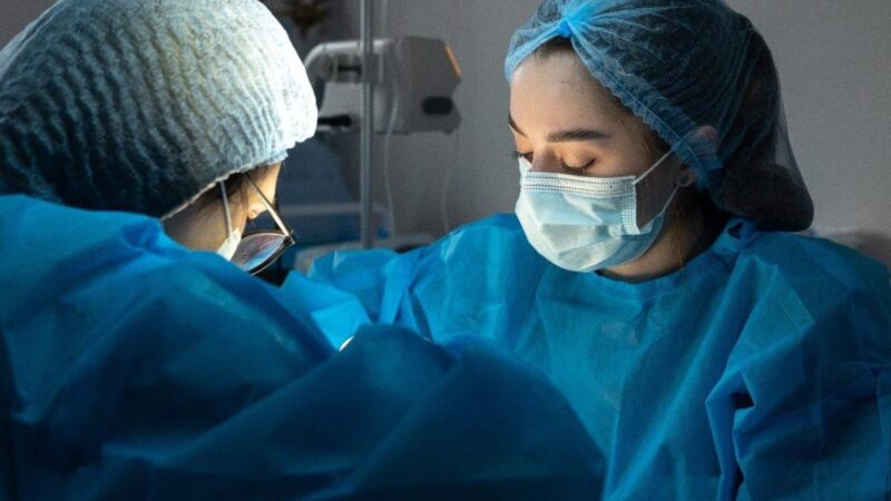 Bécs: egy ukrán menekült segélyből csináltatott melleket