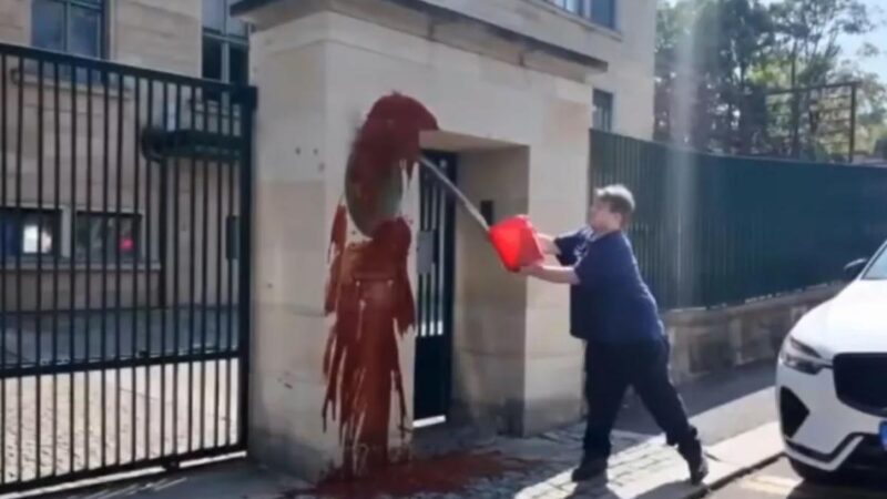 Vörös festéket öntöttek a prágai magyar nagykövetségre