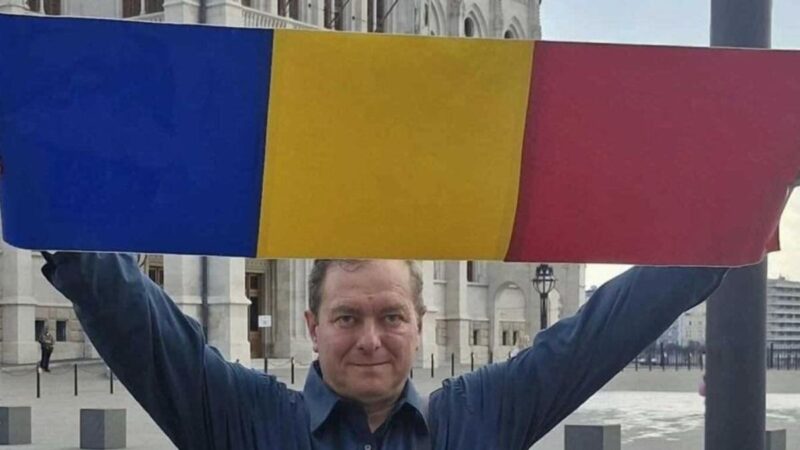 Egy magyarellenes szervezet elnöke román zászlóval pózolt a magyar Parlament előtt