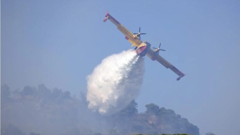 Megállás nélkül oltják a Vezúvon tomboló tüzet – az Etna is kitört